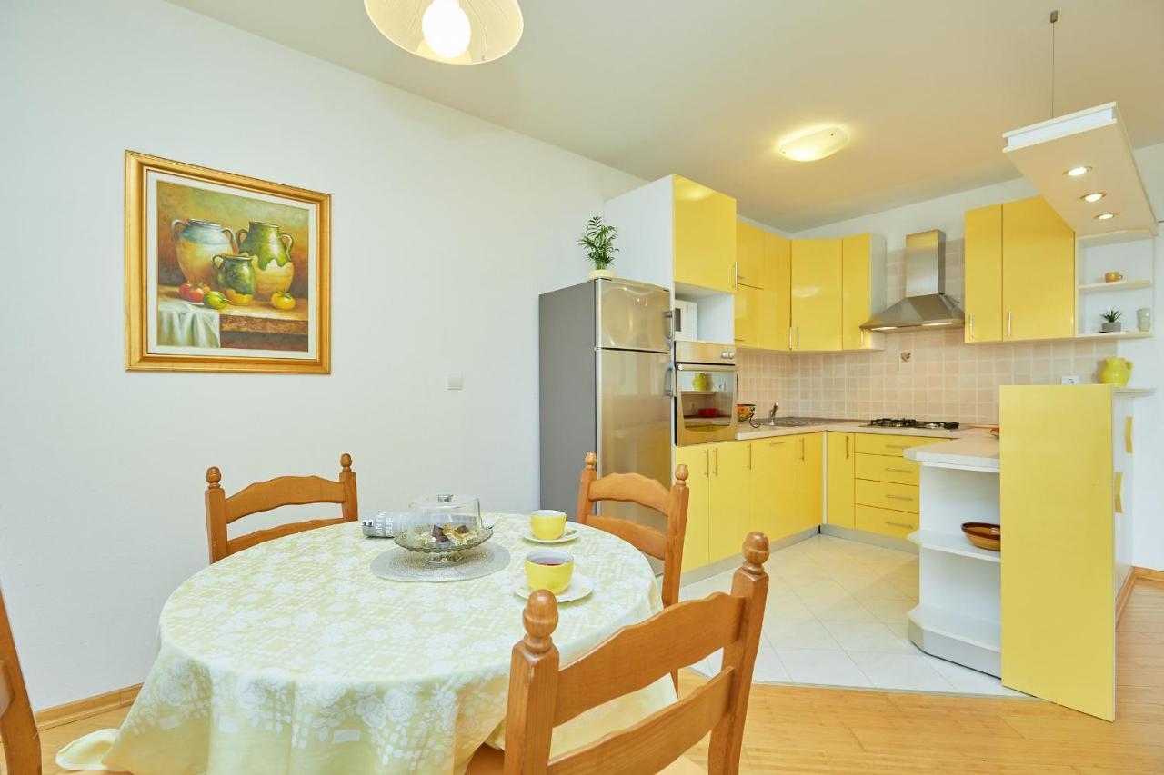 Apartments Zelic Tučepi Chambre photo